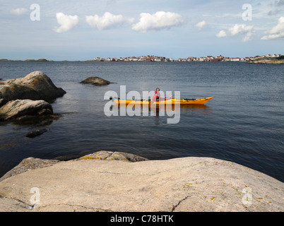 Kayak près de vacances Rönnäng, Îles Tjörn, Bohuslän, Suède Banque D'Images