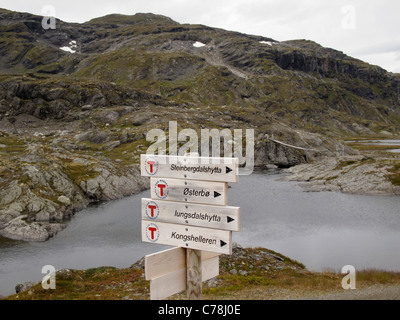 Panneau routier près de Geitrygghytta, Skarvheimen, Norvège Banque D'Images