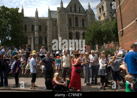 KENT ; Rochester ; FESTIVAL DICKENS COLLECTE LES FOULES À L'EXTÉRIEUR DE LA CATHÉDRALE DE ROCHESTER POUR LE DIVERTISSEMENT POUR COMMENCER Banque D'Images