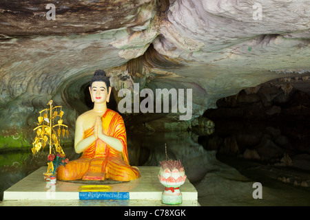 Statue de Bouddha dans la province de Kampong Trach cave - la province de Kampot, au Cambodge Banque D'Images