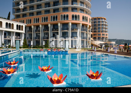 Piscine déserte sur la plage le matin devant l'hôtel sans personnes, station balnéaire de la mer Noire Banque D'Images