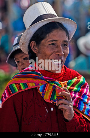 Femme avec enfant péruvien ici dans un marché à Cusco Pérou Banque D'Images