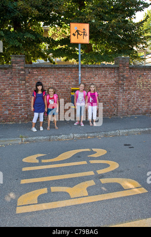 Première journée d'école, Ossona, Lombardie, Italie Banque D'Images