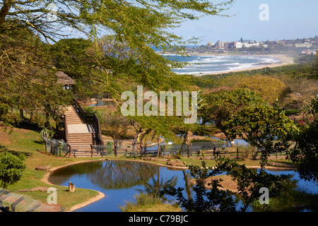 Vue sur Crocworld avec ville de distance à Scottburgh. Le KwaZulu-Natal, Afrique du Sud. Banque D'Images