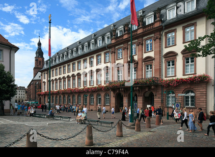 D-Heidelberg, Neckar, région Rhin-Neckar, réserve naturelle Neckartal-Odenwald, Bergstrasse, Odenwald, Bade-Wurtemberg, vieille ville, Kornmarkt, place du marché, l'hôtel de ville, les gens, les touristes, derrière l'église du Saint-Esprit Banque D'Images