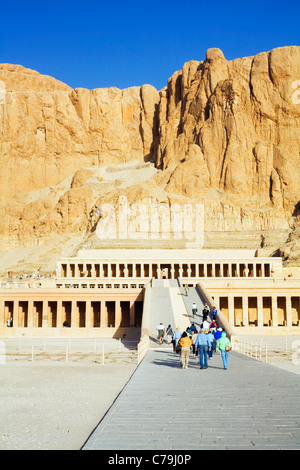 Un groupe de touristes visitent le temple funéraire d'Hatshepsout à Deir el Bahri sur la rive ouest du Nil à Louxor, Egypte Banque D'Images