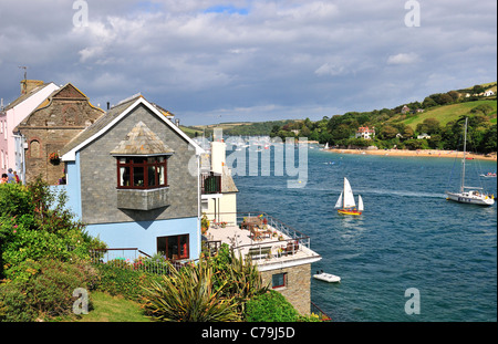 Scène de Salcombe Devon à vers l'Est Portlemouth Beach avec un Yawl Salcombe voile par . Banque D'Images