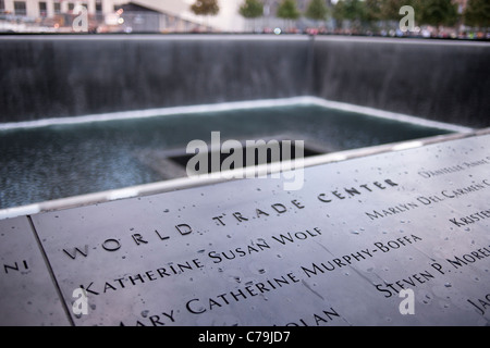 Le National 9/11 Memorial Plaza dans le site du World Trade Center à New York EDITORIAL UTILISEZ UNIQUEMENT Banque D'Images