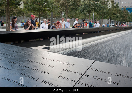 Les visiteurs de la 9/11 Memorial Plaza dans le site du World Trade Center à New York EDITORIAL UTILISEZ UNIQUEMENT Banque D'Images