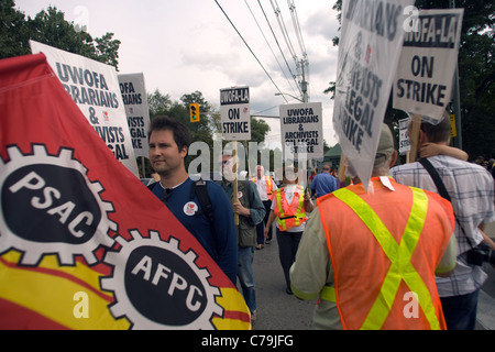 London, Canada - le 14 septembre 2011 : Sid Ryan parle aux membres en grève de l'Université de Western Ontario. Banque D'Images