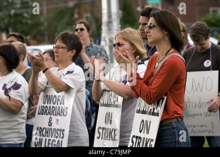 London, Canada - le 14 septembre 2011 : Sid Ryan parle aux membres en grève de l'Université de Western Ontario. Banque D'Images