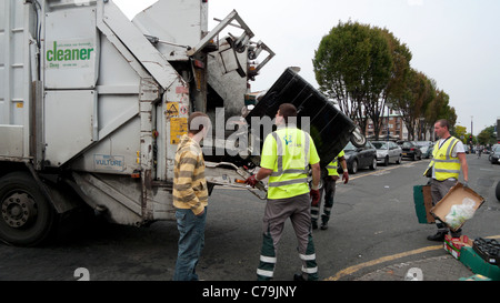 Les déchets sont recueillis par Veolia éboueurs bin hommes travaillant sur Walthamstow High Street, dans l'Est de Londres Angleterre Royaume-uni KATHY DEWITT Banque D'Images