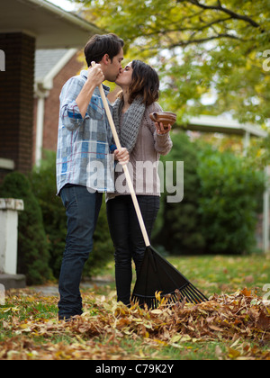 USA, Utah, Provo, couple, ramasser des feuilles dans le jardin Banque D'Images