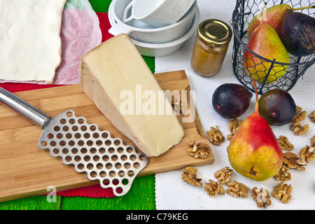 Poires, figues, Vacherin et puff - les ingrédients pour une tarte suisse Banque D'Images