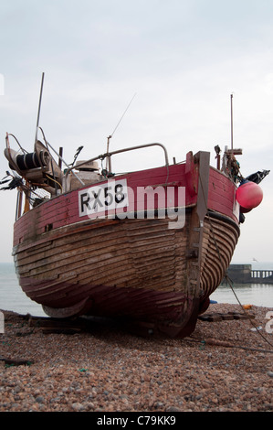 Bateau de pêche, hissé sur la plage d'Hastings, Angleterre Royaume-uni Banque D'Images