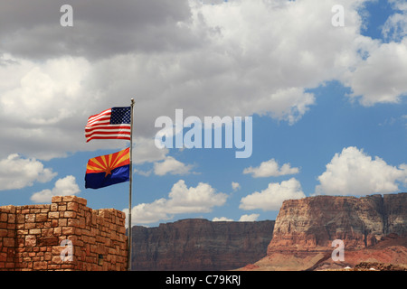 US et de l'Arizona, je vois des drapeaux au centre d'accueil à la Marble Canyon Bridge près de Lees Ferry, Arizona Banque D'Images