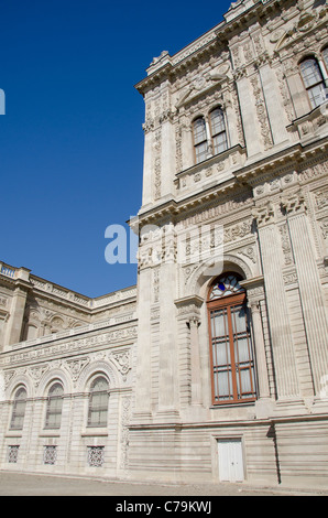 La Turquie, Istanbul, le Palais de Dolmabahçe. Résidence du sultan du 19ème siècle situé sur les rives du Bosphore. Banque D'Images