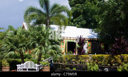 L'orange et le jaune de l'obturateur Batik Caribelle louvre Romney Manor St Kitts Caribbean Banque D'Images