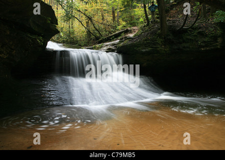 Une longue exposition de la création tombe dans la gorge de la rivière Rouge, New York Banque D'Images