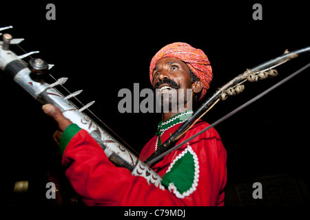 L'homme joue d'instruments à cordes classiques rawanhattha Mandawa le Rajasthan en Inde Banque D'Images