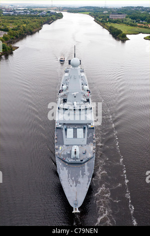 Le HMS Dragon quitter BAE Systems en Govan et la position à Portsmouth pour être remis à la Marine royale. Banque D'Images