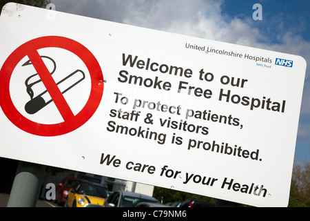 Louth, Lincolnshire, Angleterre, panneau de bienvenue à l'hôpital local interdisant de fumer sur les terrains sans fumée Banque D'Images