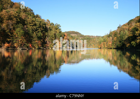 Au début de l'automne, reflet dans le lac Mill Creek, Natural Bridge State Park, Kentucky avec les feuilles commencent à changer de couleur Banque D'Images