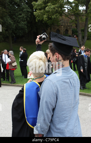 Diplômé de l'Université de prendre une photo d'elle et de son petit ami Banque D'Images