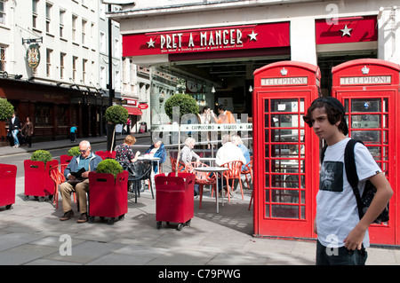 Les gens assis dehors Pret A Manger sur St Martin's Place, London, UK Banque D'Images