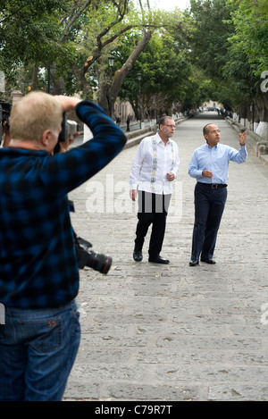 Le Président Felipe Calderon et voyage le journaliste Peter Greenberg à pied dans un parc à Morelia, Mexique Banque D'Images