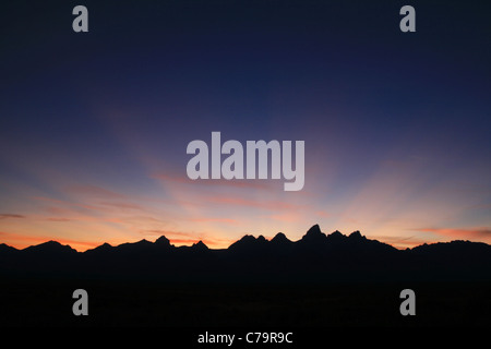 Coucher de soleil sur la chaîne Teton avec des rayons de lumière qui atteint les sommets passés Banque D'Images