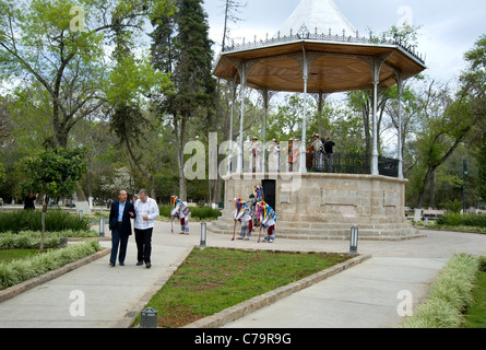 Le Président Felipe Calderon et voyage le journaliste Peter Greenberg à pied dans un parc à Morelia, Mexique Banque D'Images