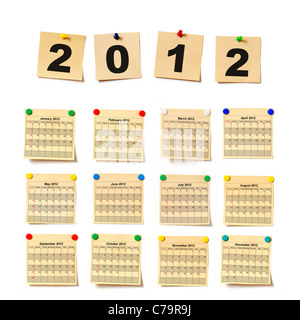 Calendrier sur l'ensemble note 2012. Une note papier fixé au mur des boutons, il est isolé sur fond blanc Banque D'Images