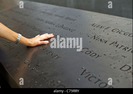 Les visiteurs de la 9/11 Memorial Plaza dans le site du World Trade Center à New York Banque D'Images