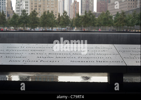 Les visiteurs de la 9/11 Memorial Plaza dans le site du World Trade Center à New York Banque D'Images