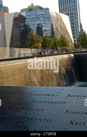 Les visiteurs de la 9/11 Memorial Plaza dans le site du World Trade Center à New York Banque D'Images