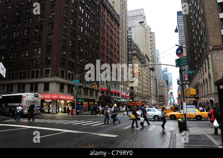 Voir l'après-midi humide, au sud en direction de Times Square, de gens, de voitures, de gratte-ciel, la sortie 7th Avenue West 56 Street, New York City Banque D'Images