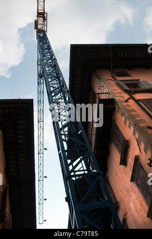 Une grue entre les bâtiments Banque D'Images