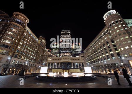 Entouré par des lumières. Nuit à Canary Wharf Banque D'Images