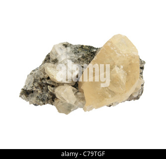 Cristaux de calcite sur un échantillon de roche isolated on white Banque D'Images