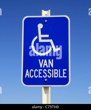 Parking van handicapés signer en bleu et blanc sur fond de ciel bleu Banque D'Images