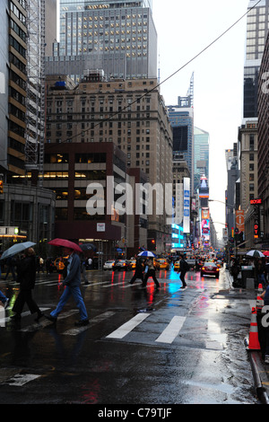 Portrait des pluies, la 7e Avenue, parasol, voitures à voies multiples, reflets de lumière au néon, au sud en direction de Times Square, New York City Banque D'Images