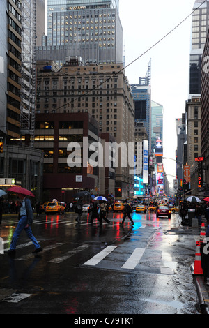 Portrait de l'après-midi humide, au sud en direction de Times Square, de piétons et de voitures à plusieurs voies, 7e Avenue, New York City Banque D'Images