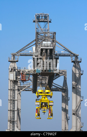 Grande grue portuaire à Port Rotterdam, Holland Banque D'Images