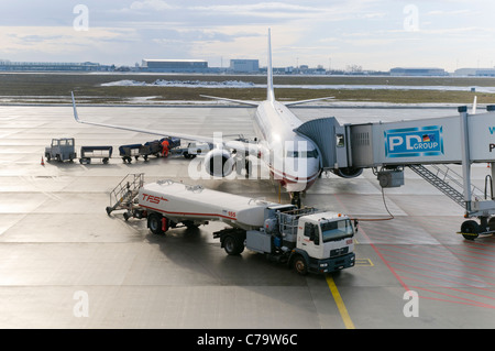 Avion Airberlin lors du chargement, l'aéroport de Leipzig-Halle, Leipzig, Saxe, Allemagne, Europe Banque D'Images