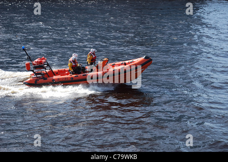 La RNLI en utilisant un canot pneumatique sur la rivière Clyde, en Écosse, Royaume-Uni Banque D'Images