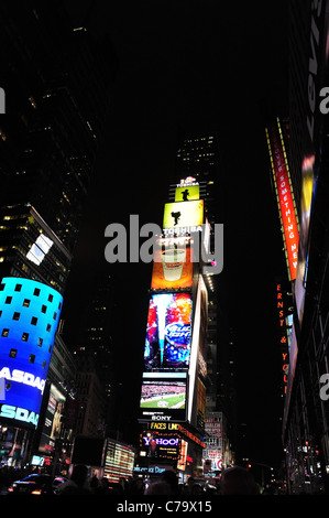 Portrait de nuit, vu depuis le sol, le néon enseignes publicitaire (Nasdaq, fois Tower Ernst Young), Times Square, New York Banque D'Images