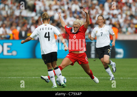 Kaylyn Kyle of Canada (6) s'étend sur la balle contre Babett Peter de l'Allemagne (4) lors d'un match de Coupe du monde des femmes 2011. Banque D'Images
