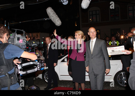 Leader du Parti Social-démocrate danois, Helle Thorning-Schmidt, célébrant "rose", la victoire de la coalition aux élections parlementaires 2011 Banque D'Images