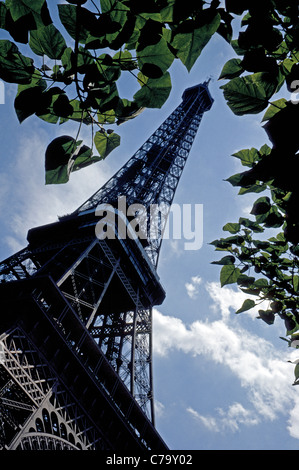 La Tour Eiffel est une icône conçu par son homonyme, Gustave Eiffel, érigée avec fer forgé pour une exposition internationale de 1889 à Paris, France. Banque D'Images